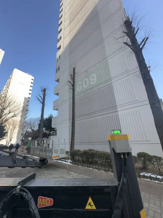 경사진 산지에 우거진 나무와 잡목을 정리하는 현장 6